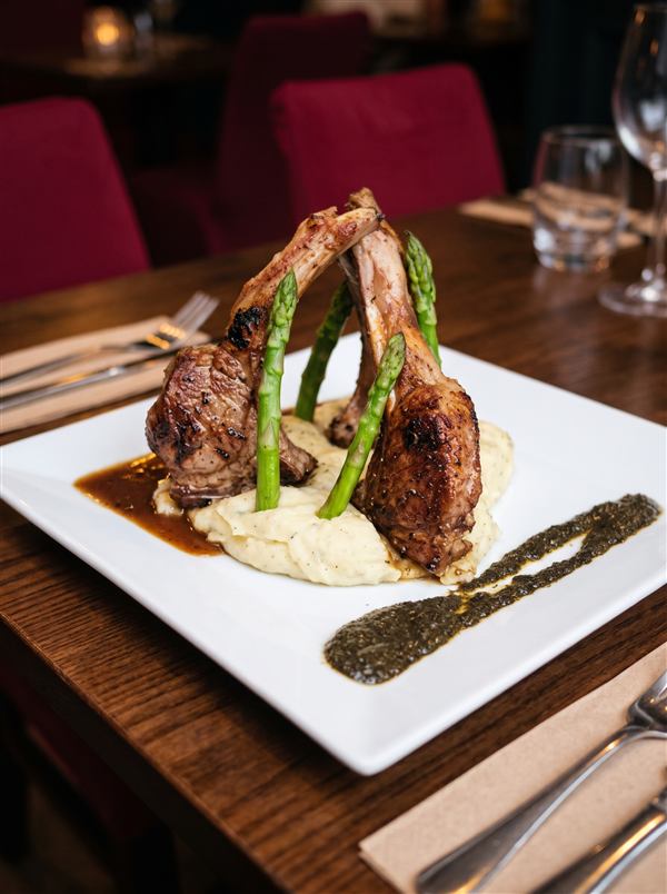 Grilled lamb chops with asparagus and a herb sauce